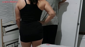 Dona de casa amadora seduzindo o montador e pagando o serviço com xerecard