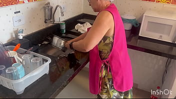 Empregada safada a velha deu em cima de mim na cara de pau eu comi mesmo completo no sheer