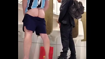 Segurança Fudeu O Novinho Dotado No Banheirão Do Shopping Em Florianópolis thumbnail