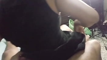 Milf culona hace que su amante se corra cuando monta la polla