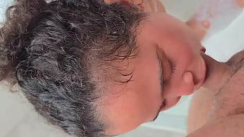 Curtindo as namoradas na banheira maya hyuga e bia andrade