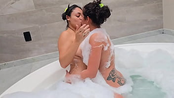 Curtindo as namoradas na banheira maya hyuga e bia andrade