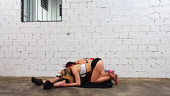 Capitão saymon comendo duas bucetas no galpão do prazer