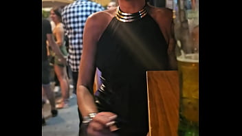 Je retire ma culotte en public tu veut voir la photo sans culotte avec les