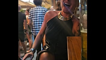 Je retire ma culotte en public tu veut voir la photo sans culotte avec les