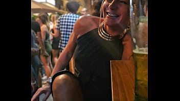 Je retire ma culotte en public tu veut voir la photo sans culotte avec les