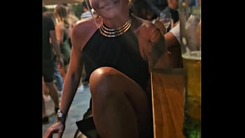 Je retire ma culotte en public tu veut voir la photo sans culotte avec les