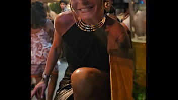 Je retire ma culotte en public tu veut voir la photo sans culotte avec les