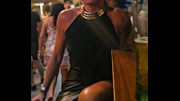 Je retire ma culotte en public tu veut voir la photo sans culotte avec les