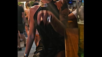 Je retire ma culotte en public tu veut voir la photo sans culotte avec les