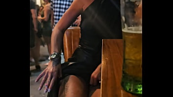 Je retire ma culotte en public tu veut voir la photo sans culotte avec les