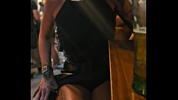 Je retire ma culotte en public tu veut voir la photo sans culotte avec les