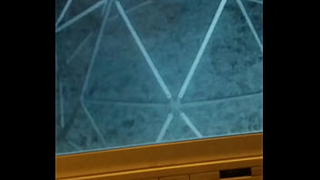 La espió mientras pasea su perro