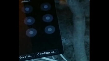 La espió mientras pasea su perro