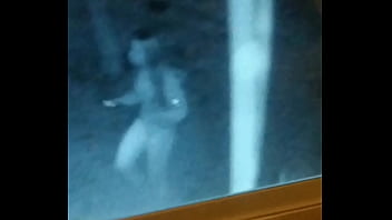 La espió mientras pasea su perro