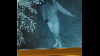 La espió mientras pasea su perro