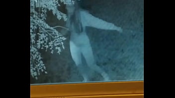 La espió mientras pasea su perro