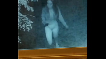 La espió mientras pasea su perro