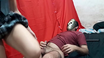 Ella se defiende con las tetas y con la cola