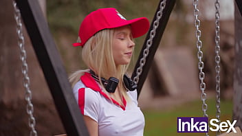 Petite brasilera vendedora de pizza es follada por muchos latinos sucios vivian lola