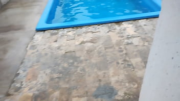 O pedreiro apareceu pra terminar o serviço e encontrou a patroa fazendo limpeza na área de piscina e convenceu ela entrar no banheiro e fazer um boquete