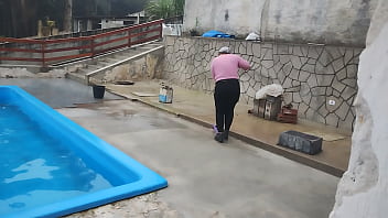 O pedreiro apareceu pra terminar o serviço e encontrou a patroa fazendo limpeza na área de piscina e convenceu ela entrar no banheiro e fazer um boquete