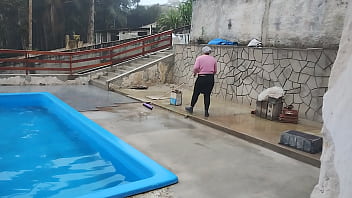 O pedreiro apareceu pra terminar o serviço e encontrou a patroa fazendo limpeza na área de piscina e convenceu ela entrar no banheiro e fazer um boquete