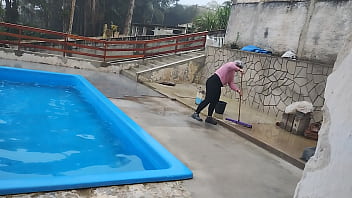 O pedreiro apareceu pra terminar o serviço e encontrou a patroa fazendo limpeza na área de piscina e convenceu ela entrar no banheiro e fazer um boquete