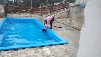 O pedreiro apareceu pra terminar o serviço e encontrou a patroa fazendo limpeza na área de piscina e convenceu ela entrar no banheiro e fazer um boquete