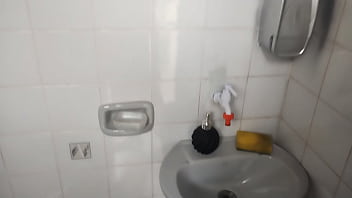 O Pedreiro Apareceu Pra Terminar O Serviço E Encontrou A Patroa Fazendo Limpeza Na área De Piscina E Convenceu Ela Entrar No Banheiro E Fazer Um Boquete thumbnail