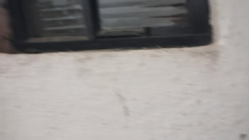 O pedreiro apareceu pra terminar o serviço e encontrou a patroa fazendo limpeza na área de piscina e convenceu ela entrar no banheiro e fazer um boquete