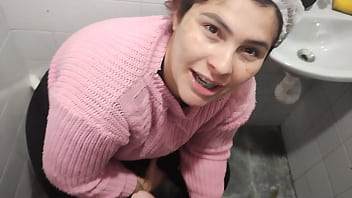 O Pedreiro Apareceu Pra Terminar O Serviço E Encontrou A Patroa Fazendo Limpeza Na área De Piscina E Convenceu Ela Entrar No Banheiro E Fazer Um Boquete thumbnail