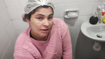 O pedreiro apareceu pra terminar o serviço e encontrou a patroa fazendo limpeza na área de piscina e convenceu ela entrar no banheiro e fazer um boquete