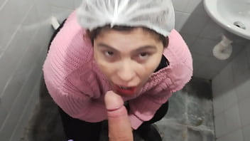 O pedreiro apareceu pra terminar o serviço e encontrou a patroa fazendo limpeza na área de piscina e convenceu ela entrar no banheiro e fazer um boquete O pedreiro apareceu pra terminar o serviço e encontrou a patroa fazendo limpeza na área de piscina e convenceu ela entrar no banheiro e fazer um boquete