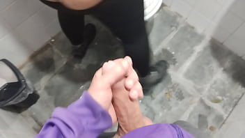 O pedreiro apareceu pra terminar o serviço e encontrou a patroa fazendo limpeza na área de piscina e convenceu ela entrar no banheiro e fazer um boquete