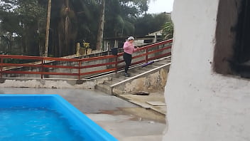 O pedreiro apareceu pra terminar o serviço e encontrou a patroa fazendo limpeza na área de piscina e convenceu ela entrar no banheiro e fazer um boquete