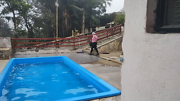 O Pedreiro Apareceu Pra Terminar O Serviço E Encontrou A Patroa Fazendo Limpeza Na área De Piscina E Convenceu Ela Entrar No Banheiro E Fazer Um Boquete thumbnail