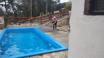 O pedreiro apareceu pra terminar o serviço e encontrou a patroa fazendo limpeza na área de piscina e convenceu ela entrar no banheiro e fazer um boquete