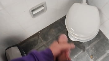 O pedreiro apareceu pra terminar o serviço e encontrou a patroa fazendo limpeza na área de piscina e convenceu ela entrar no banheiro e fazer um boquete