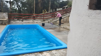 O pedreiro apareceu pra terminar o serviço e encontrou a patroa fazendo limpeza na área de piscina e convenceu ela entrar no banheiro e fazer um boquete