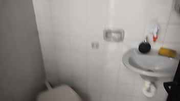 O pedreiro apareceu pra terminar o serviço e encontrou a patroa fazendo limpeza na área de piscina e convenceu ela entrar no banheiro e fazer um boquete