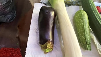 Teen Femboy Jugando A Introducir Vegetales En Su Ano thumbnail