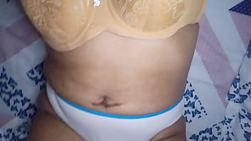 Hijastra levantandose muy ardiente y se toca con sus dedos su coño masajea y se los mete y los saca en su coño jugoso