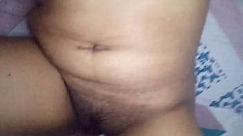 Hijastra levantandose muy ardiente y se toca con sus dedos su coño masajea y se los mete y los saca en su coño jugoso