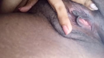 Hijastra levantandose muy ardiente y se toca con sus dedos su coño masajea y se los mete y los saca en su coño jugoso