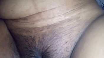 Hijastra levantandose muy ardiente y se toca con sus dedos su coño masajea y se los mete y los saca en su coño jugoso