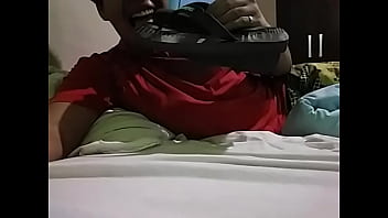 Lambendo Minhas Havaianas Já Comecei A Ficar Com Tesão E Meu Pau Já Ficou Duro thumbnail