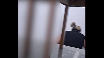 Marido grava esposa lavando o chão leg pt