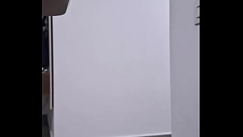 Marido grava esposa lavando o chão leg pt