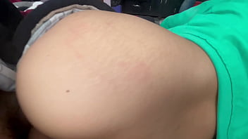 Pov despierto a mi hermanastra metiéndole toda mi polla